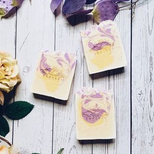 An aromatic blend of herbaceous lavender and brilliant lemon pulp.
